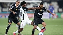 Allan, jogador do Botafogo, disputa lance com Talles Magno, jogador do Corinthians, durante partida no estadio Engenhao pelo campeonato Brasileiro A 2025. Foto: Jorge Rodrigues/AGIF