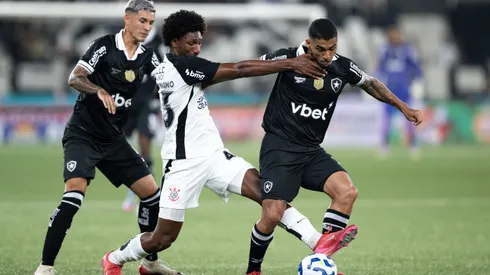 Allan, jogador do Botafogo, disputa lance com Talles Magno, jogador do Corinthians, durante partida no estadio Engenhao pelo campeonato Brasileiro A 2025. Foto: Jorge Rodrigues/AGIF