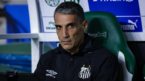 SP - SAO PAULO - 06/11/2025 - BRASILEIRO A 2025, PALMEIRAS X SANTOS - Juan Pablo Vojvoda tecnico do Santos durante partida contra o Palmeiras no estadio Arena Allianz Parque pelo campeonato Brasileiro A 2025. Foto: Fabio Giannelli/AGIF