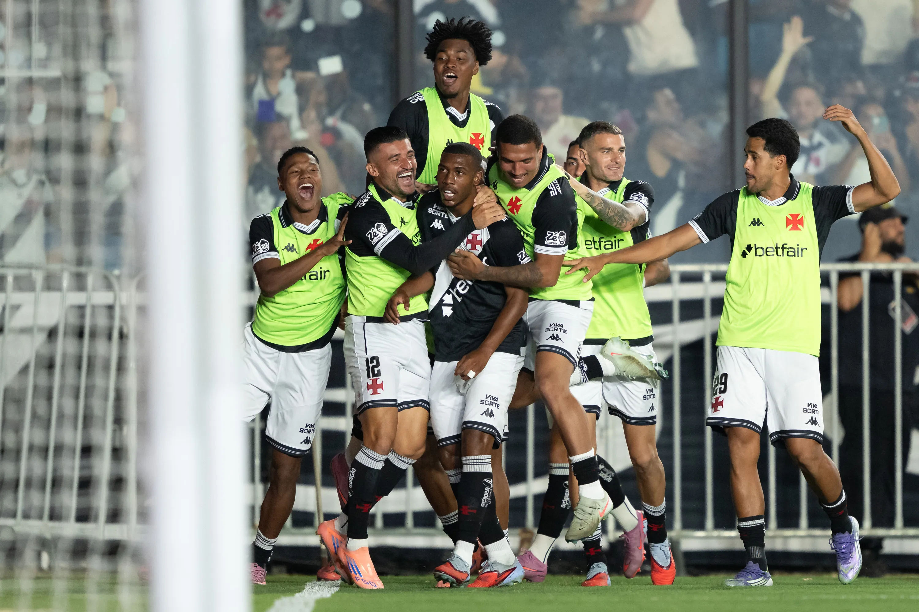 Rayan celebra gol diante do Internacional. Foto: Jorge Rodrigues/AGIF