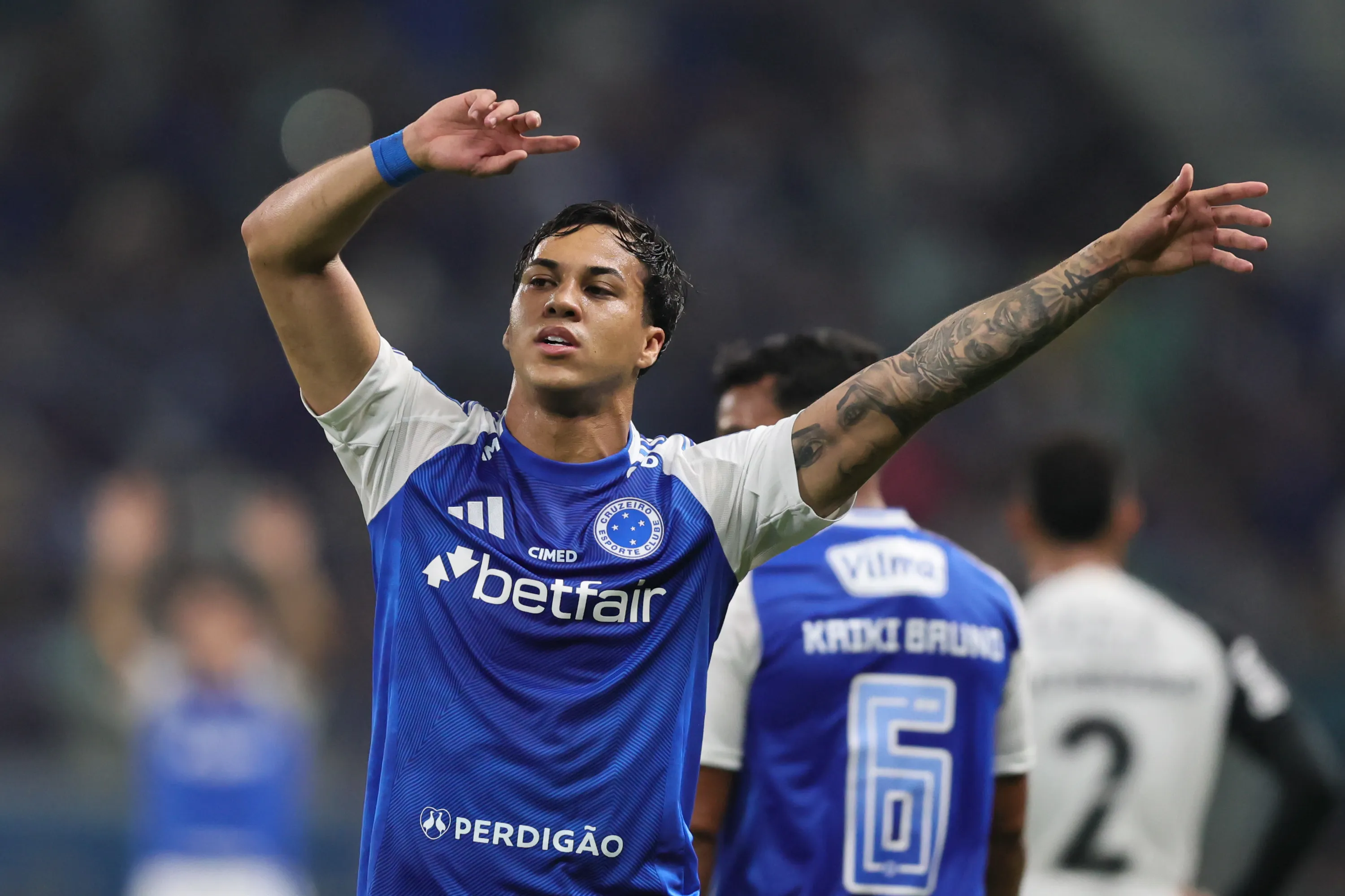 Kaio Jorge comemora um de seus gols pelo Cruzeiro. Foto: Gilson Lobo/AGIF