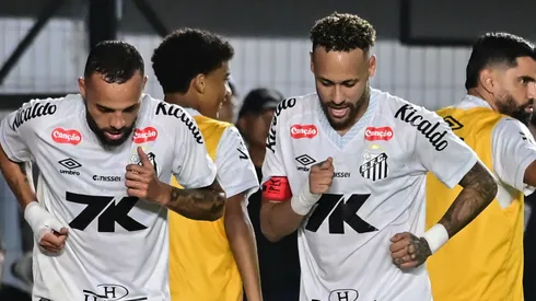 Neymar comemora seu gol com Guilherme. Foto: Jota Erre/AGIF