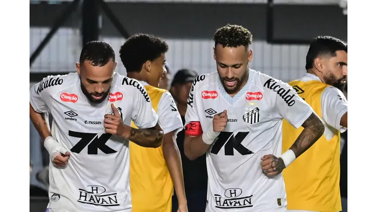 Neymar comemora seu gol com Guilherme. Foto: Jota Erre/AGIF