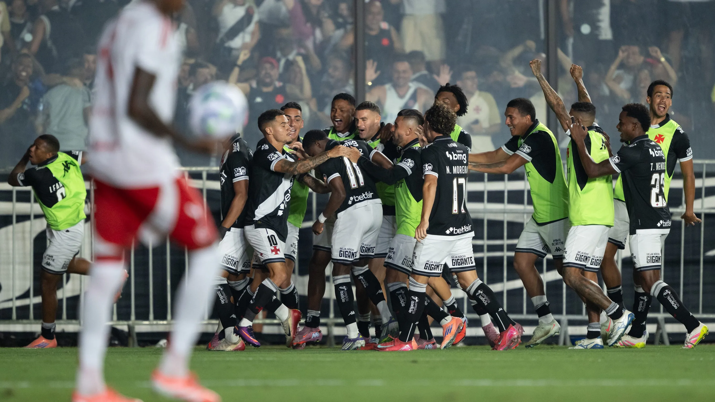 Andres Gomez, jogador do Vasco, comemora seu gol com jogadores do seu time durante partida contra o Internacional no estadio Sao Januario pelo campeonato Brasileiro A 2025. Foto: Jorge Rodrigues/AGIF