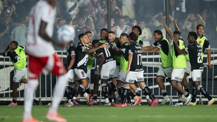 RJ - RIO DE JANEIRO - 28/11/2025 - BRASILEIRO A 2025, VASCO X INTERNACIONAL - Andres Gomez jogador do Vasco comemora seu gol com jogadores do seu time durante partida contra o Internacional no estadio Sao Januario pelo campeonato Brasileiro A 2025. Foto: Jorge Rodrigues/AGIF