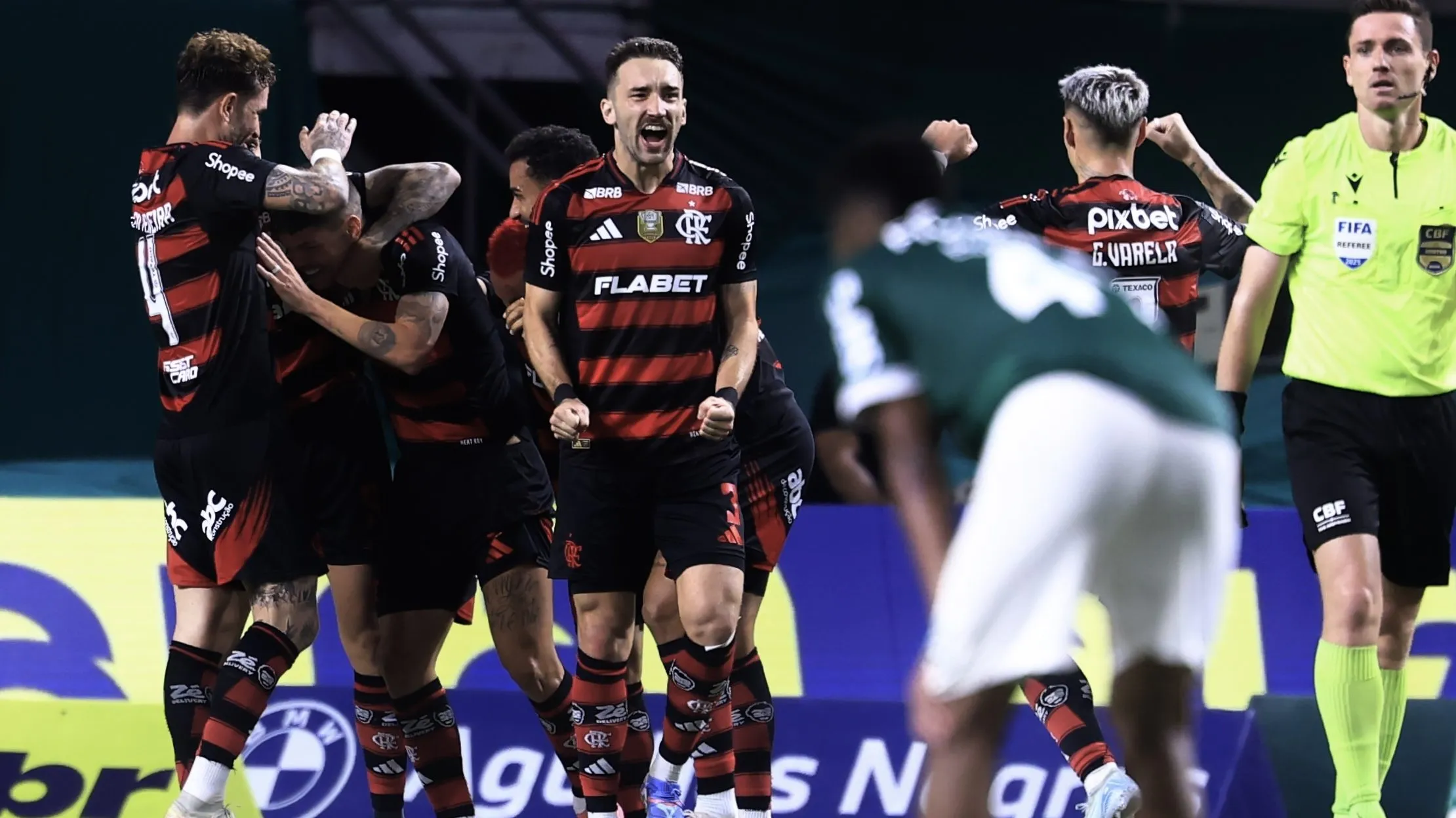 SP – SAO PAULO – 25/05/2025 – BRASILEIRO A 2025, PALMEIRAS X FLAMENGO – Ayrton Lucas jogador do Flamengo comemora seu gol com jogadores do seu time durante partida contra o Palmeiras no estadio Arena Allianz Parque pelo campeonato Brasileiro A 2025. Foto: Marcello Zambrana/AGIF