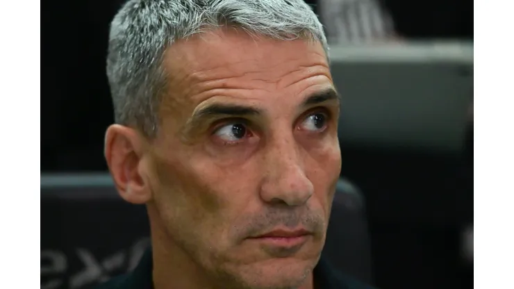 Vojvoda tem tido dificuldade de se livrar de suas convicções duvidosas no Santos na reta final do Brasileirão