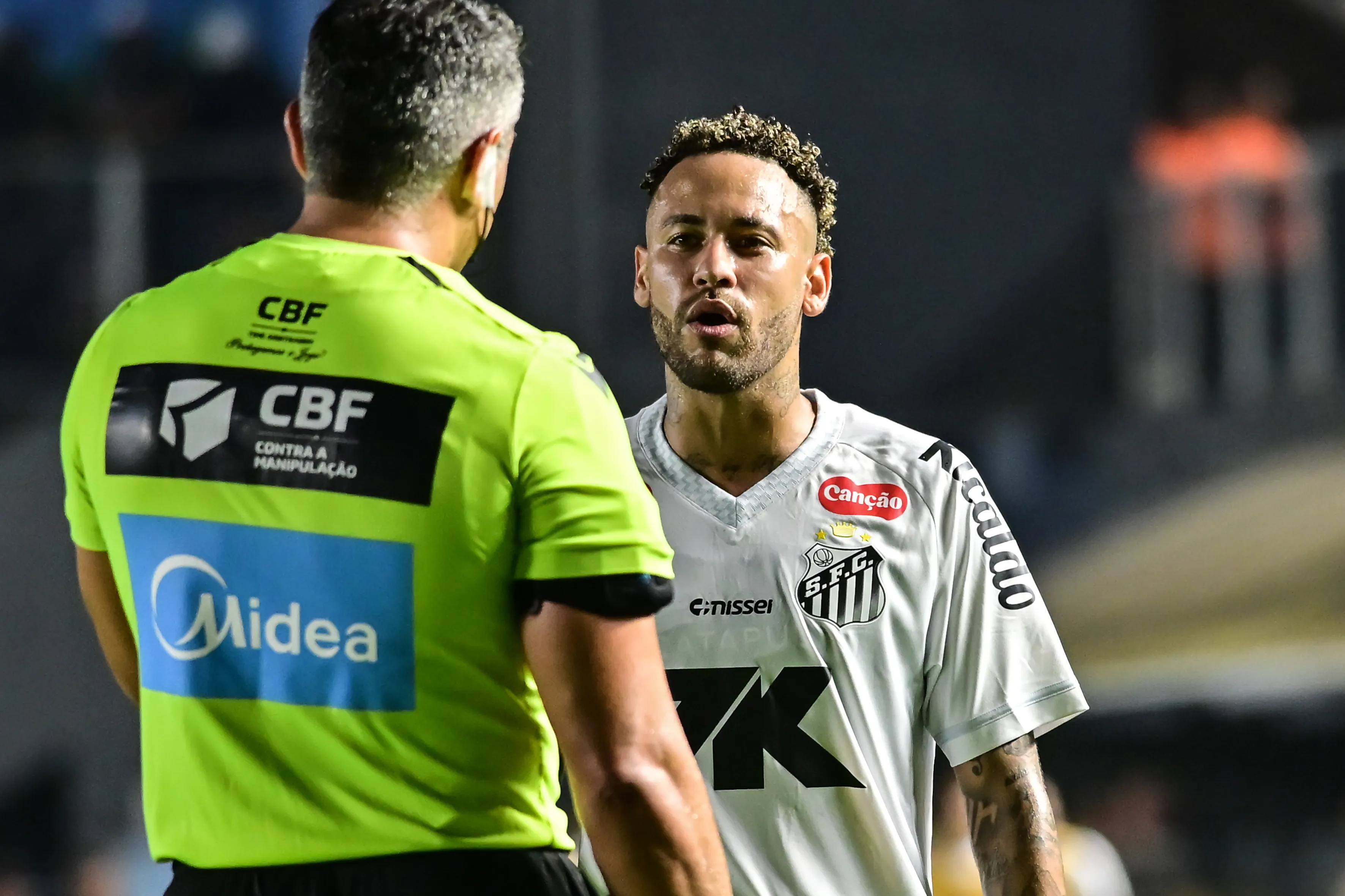Mesmo no sacrifício, Neymar foi o destaque de vitória do Santos contra o Sport nesta 6ª – Foto: Jota Erre/AGIF