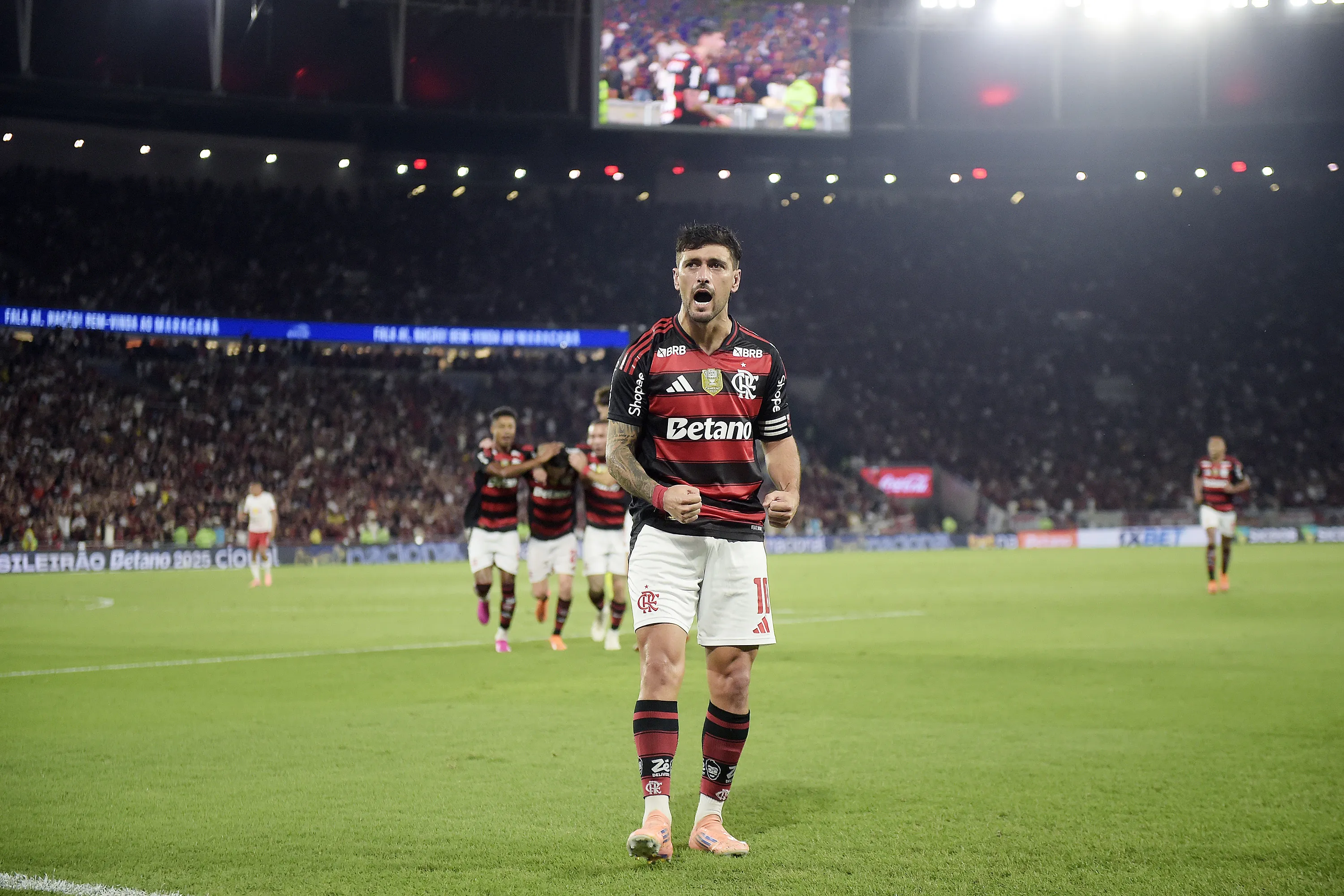 RJ – RIO DE JANEIRO – 22/11/2025 – BRASILEIRO A 2025, FLAMENGO X BRAGANTINO – Arrascaeta jogador do Flamengo comemora seu gol durante partida contra o Bragantino no estadio Maracana pelo campeonato Brasileiro A 2025. Foto: Alexandre Loureiro/AGIF
