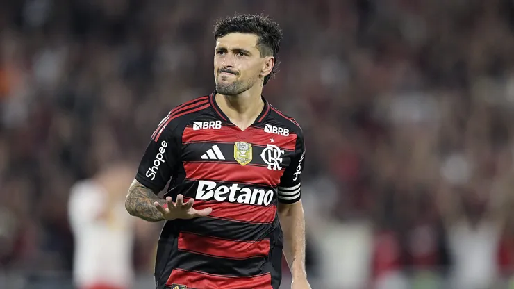 RJ - RIO DE JANEIRO - 22/11/2025 - BRASILEIRO A 2025, FLAMENGO X BRAGANTINO - Arrascaeta jogador do Flamengo comemora seu gol durante partida contra o Bragantino no estadio Maracana pelo campeonato Brasileiro A 2025. Foto: Alexandre Loureiro/AGIF