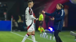 Filipe Luis, técnico do Flamengo, e jogador Leo Ortiz durante partida contra o Bragantino no estadio Cicero De Souza Marques pelo campeonato Brasileiro A 2025. Foto: Anderson Romao/AGIF