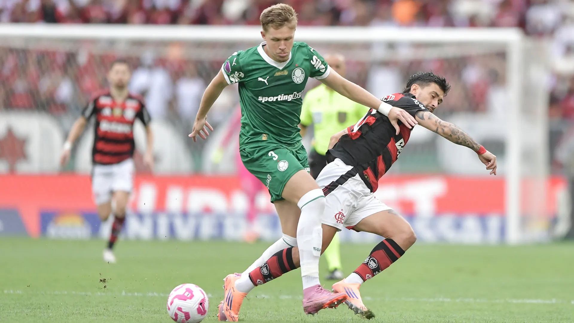 Bruno Fuchs e Arrascaeta vão se enfentar em Lima, no Peru – Foto: Thiago Ribeiro/AGIF