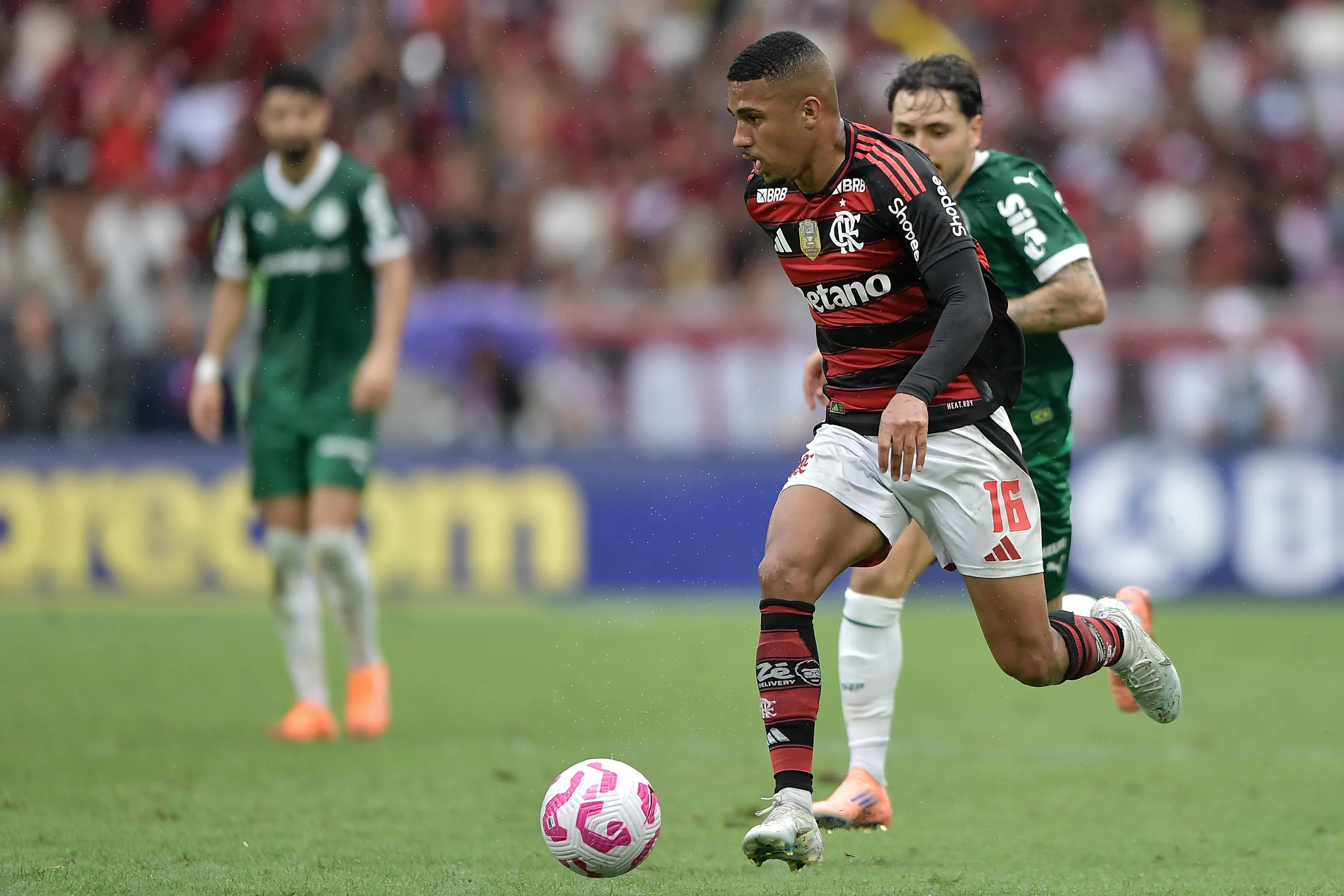 Jogador do Flamengo durante partida contra o Palmeiras no estadio Maracana pelo campeonato Brasileiro A 2025. Foto: Thiago Ribeiro/AGIF