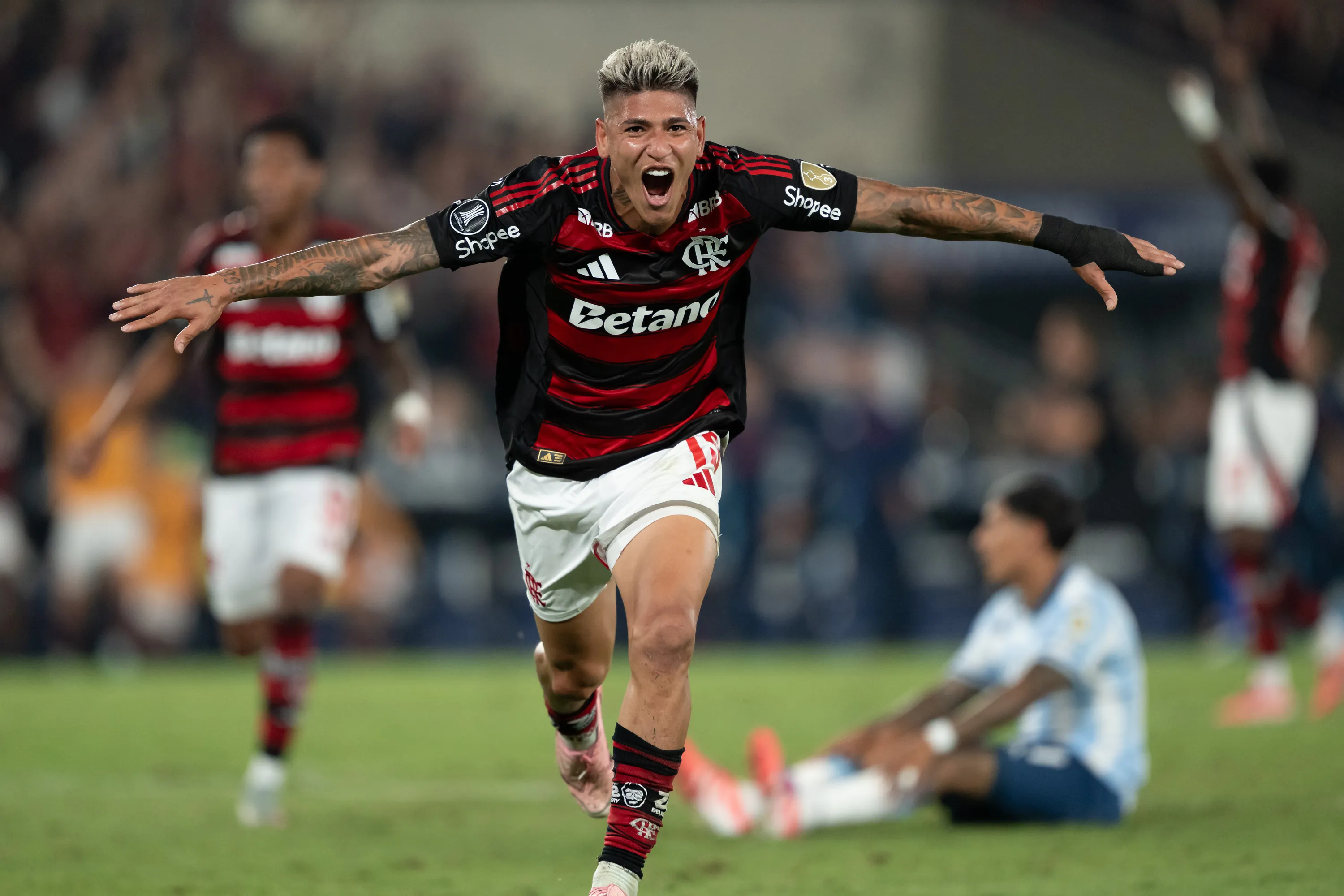 Carrascal jogador do Flamengo comemora seu gol durante partida contra o Racing no estadio Maracana pelo campeonato Copa Libertadores 2025. Foto: Jorge Rodrigues/AGIF