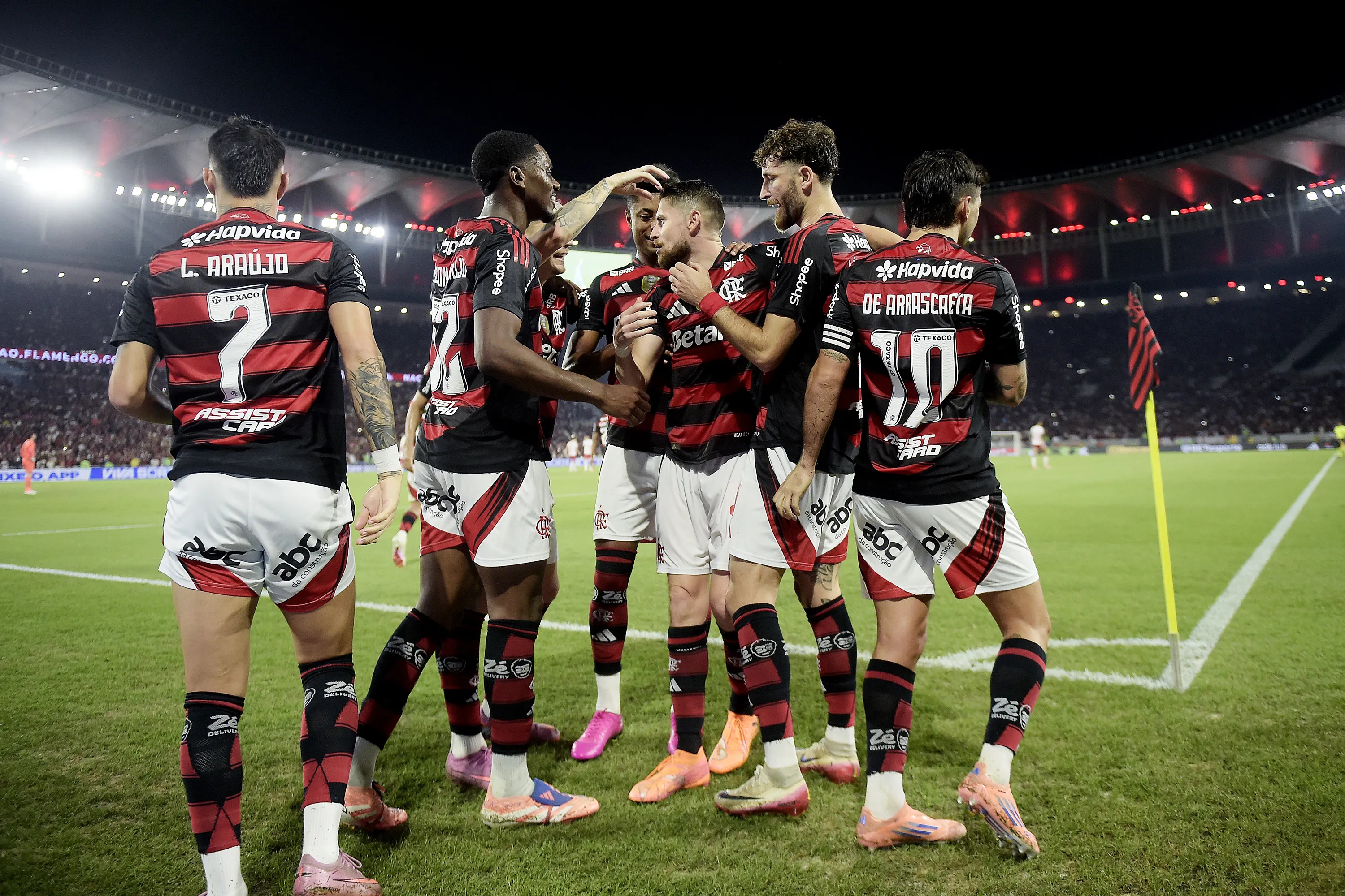Jogadores do Flamengo comemoram gol no Brasileirão. Foto: Alexandre Loureiro/AGIF