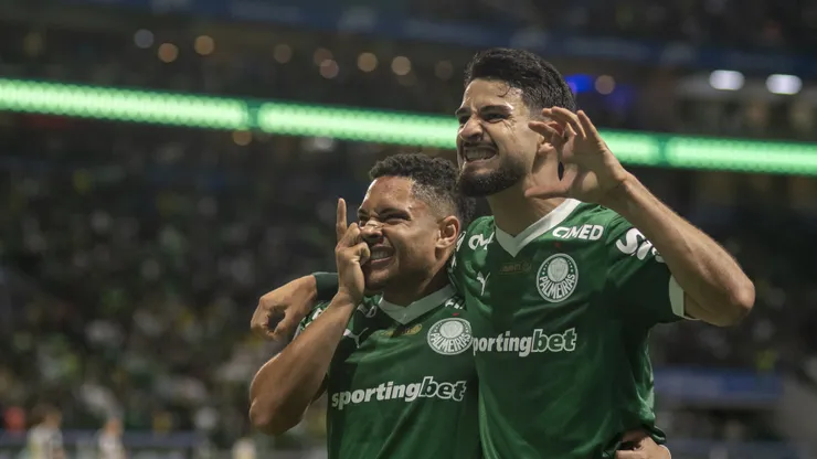 Vitor Roque e Flaco López. Foto: Anderson Romao/AGIF
