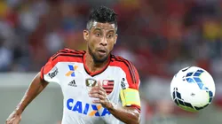 NATAL, BRAZIL - OCTOBER 01: Leo Moura of Flamengo struggles for the ball during a match between Flamengo and America RN as part of Copa do Brasil 2014 at Arena das Dunas on October 01, 2014 in Natal, Brazil. (Photo by Buda Mendes/Getty Images)