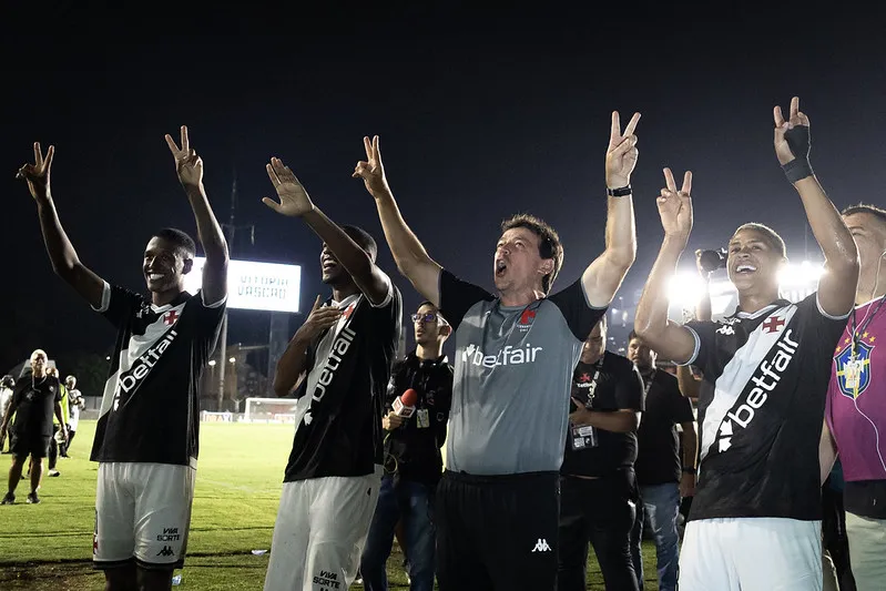 Fernando Diniz comemora vitória do Vasco. Foto: Matheus Lima/Vasco