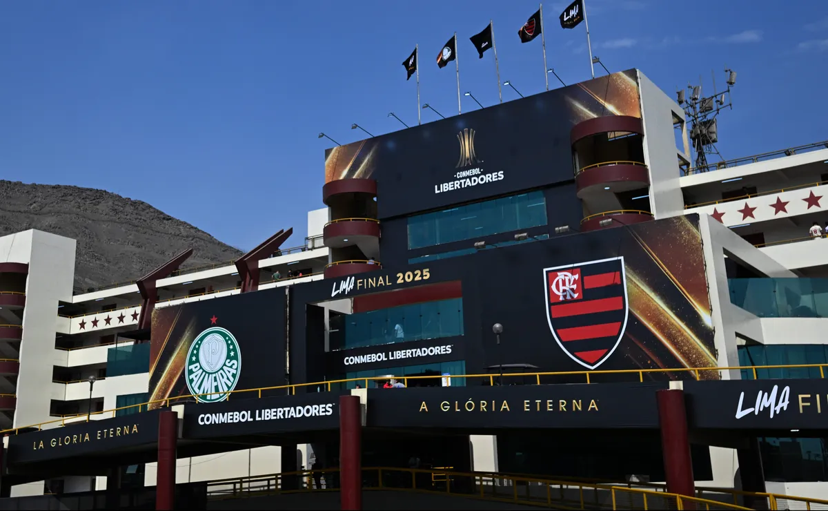 Palmeiras x Flamengo: ônibus rubro-negro chega ao Monumental para decisão da Copa Libertadores