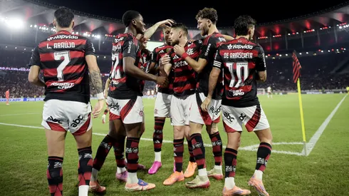 Jorginho jogador do Flamengo comemora seu gol com jogadores da equipe. Foto: Alexandre Loureiro/AGIF