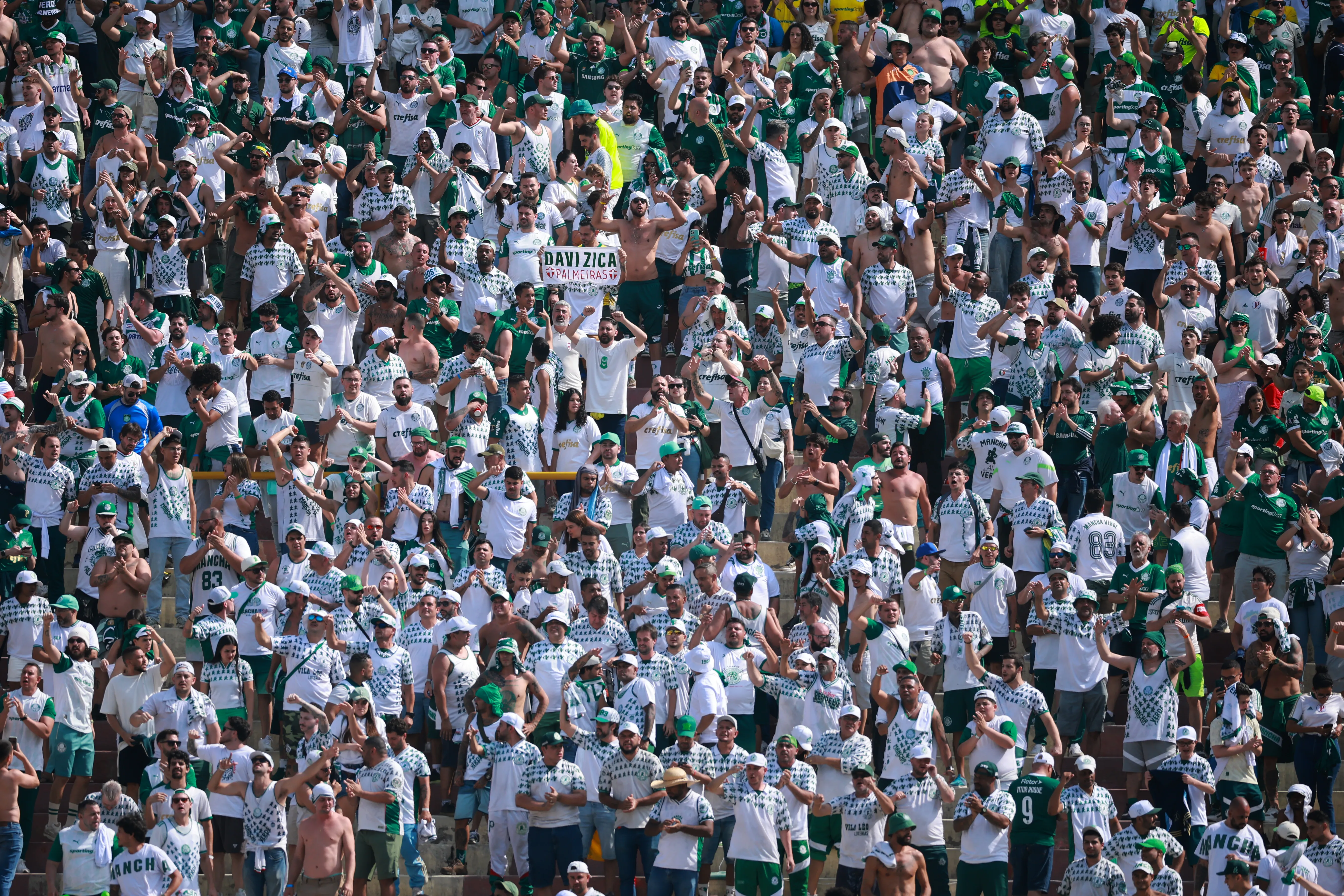 Torcida do Palmeiras já presente no Monumental, em Lima. Foto: Hector Vivas/Getty Images.