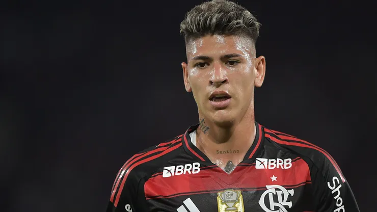 Carrascal, jogador do Flamengo, durante partida contra o Vitoria no estadio Maracana pelo campeonato Brasileiro A 2025. Foto: Thiago Ribeiro/AGIF