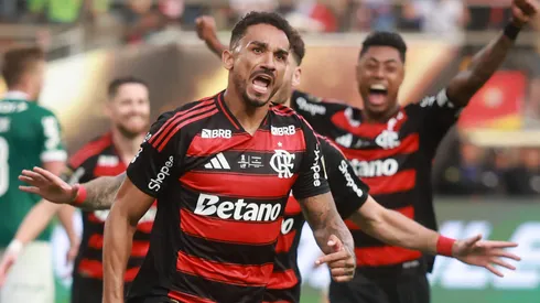 Danilo subiu mais que todos para colocar o Flamengo no topo da América (Photo by Hector Vivas)