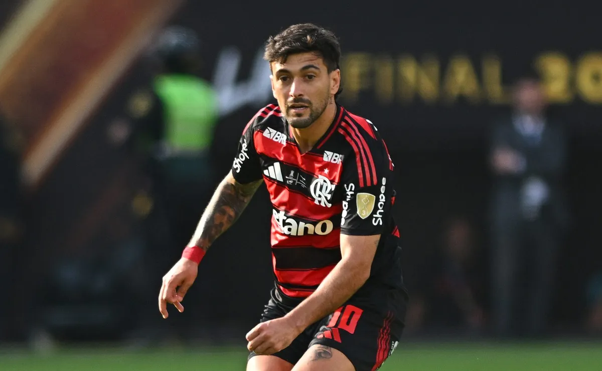 Arrascaeta brilha na final, comanda vitória do Flamengo sobre o Palmeiras e é eleito o melhor jogador da Libertadores 2025