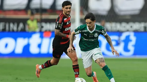 LIMA, PERU - NOVEMBER 29: Khellven of Palmeiras is challenged by Giorgian de Arrascaeta of Flamengo during the 2025 Copa CONMEBOL Libertadores Final match between Palmeiras and Flamengo at Estadio Monumental on November 29, 2025 in Lima, Peru. (Photo by Buda Mendes/Getty Images)