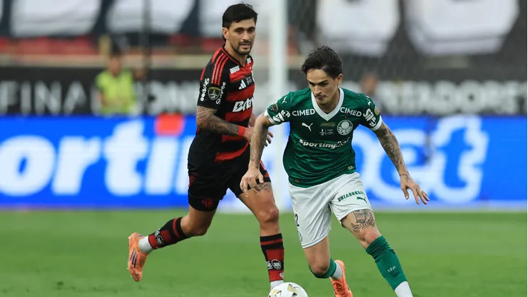 LIMA, PERU - NOVEMBER 29: Khellven of Palmeiras is challenged by Giorgian de Arrascaeta of Flamengo during the 2025 Copa CONMEBOL Libertadores Final match between Palmeiras and Flamengo at Estadio Monumental on November 29, 2025 in Lima, Peru. (Photo by Buda Mendes/Getty Images)