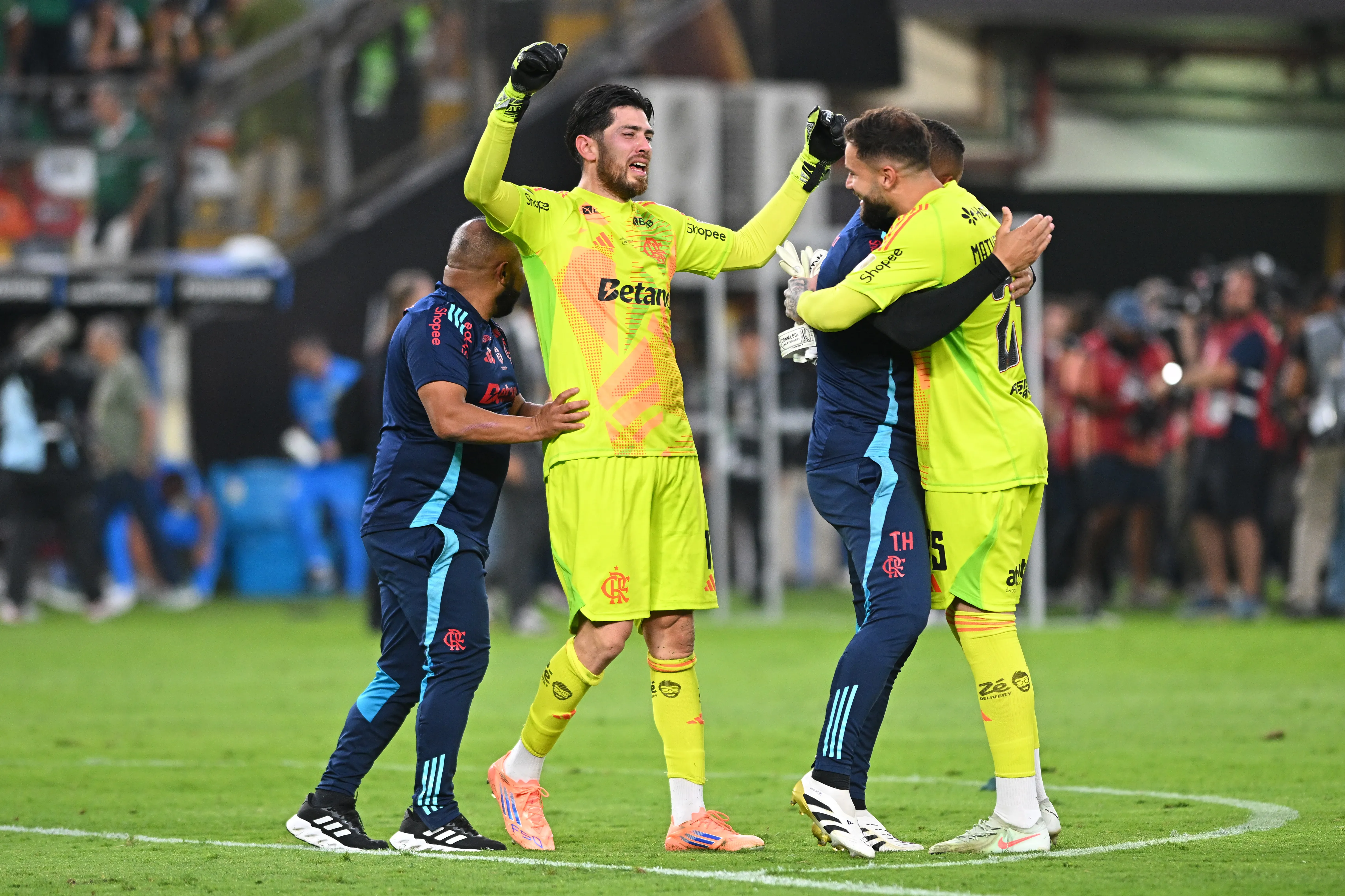 Rossi comemora ao lado de Matheus Cunha. Photo by Rodrigo Valle/Getty Images