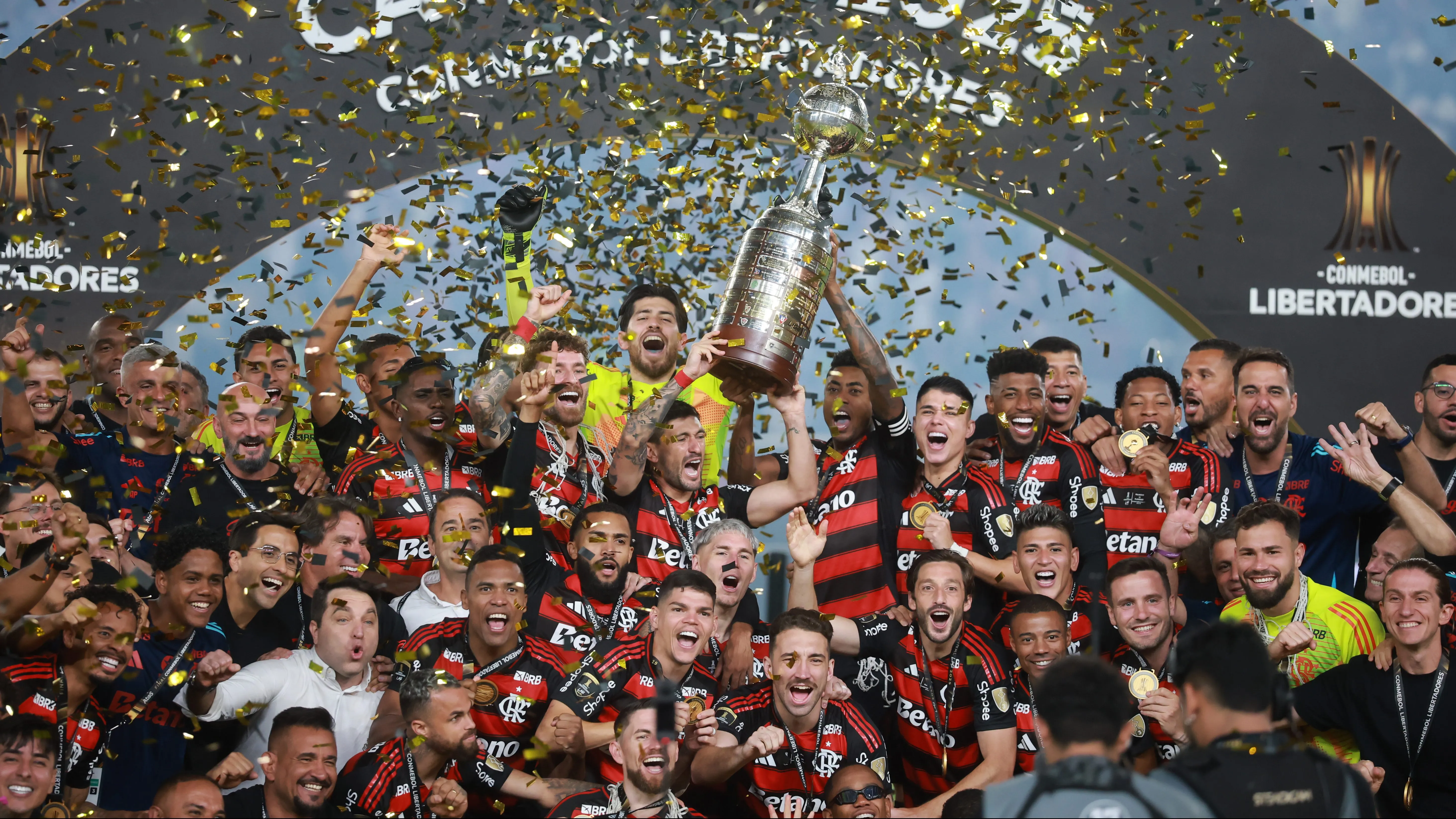 LIMA, PERU – NOVEMBER 29: Giorgian de Arrascaeta and Bruno Henrique of Flamengo lift the Champion’s trophy after winning the the 2025 Copa CONMEBOL Libertadores Final match between Palmeiras and Flamengo at Estadio Monumental on November 29, 2025 in Lima, Peru.  (Photo by Hector Vivas/Getty Images)