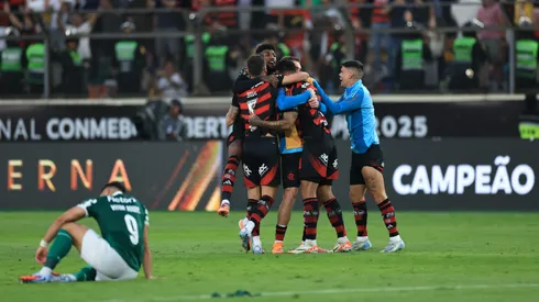 LIMA, PERU - NOVEMBER 29: Players of Flamengo celebrate after winning and becoming champions following the 2025 Copa CONMEBOL Libertadores Final match between Palmeiras and Flamengo at Estadio Monumental on November 29, 2025 in Lima, Peru. (Photo by Buda Mendes/Getty Images)