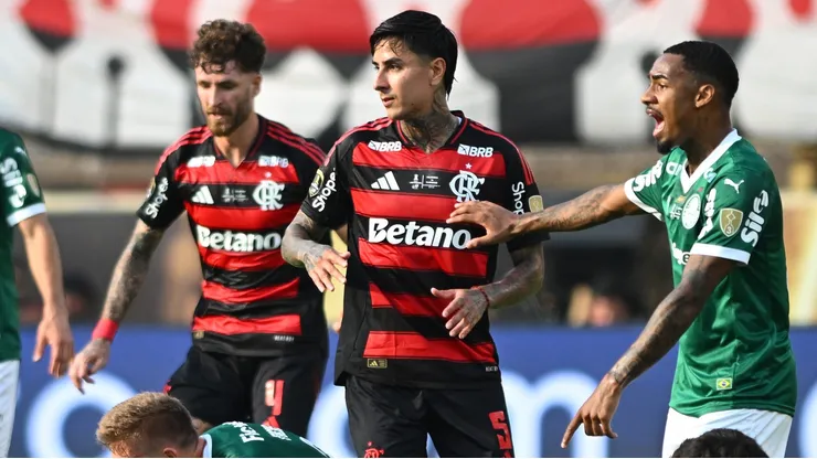 Erick Pulgar quase foi expulso logo no primeiro tempo em Lima (Photo by Rodrigo Valle)