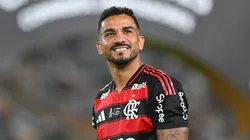 Danilo indo receber a premiação de campeão da Copa Libertadores. (Photo by Rodrigo Valle/Getty Images)