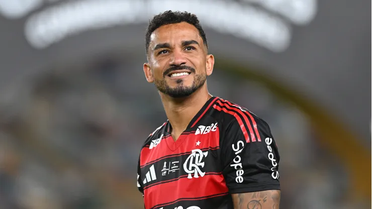 Danilo indo receber a premiação de campeão da Copa Libertadores. (Photo by Rodrigo Valle/Getty Images)