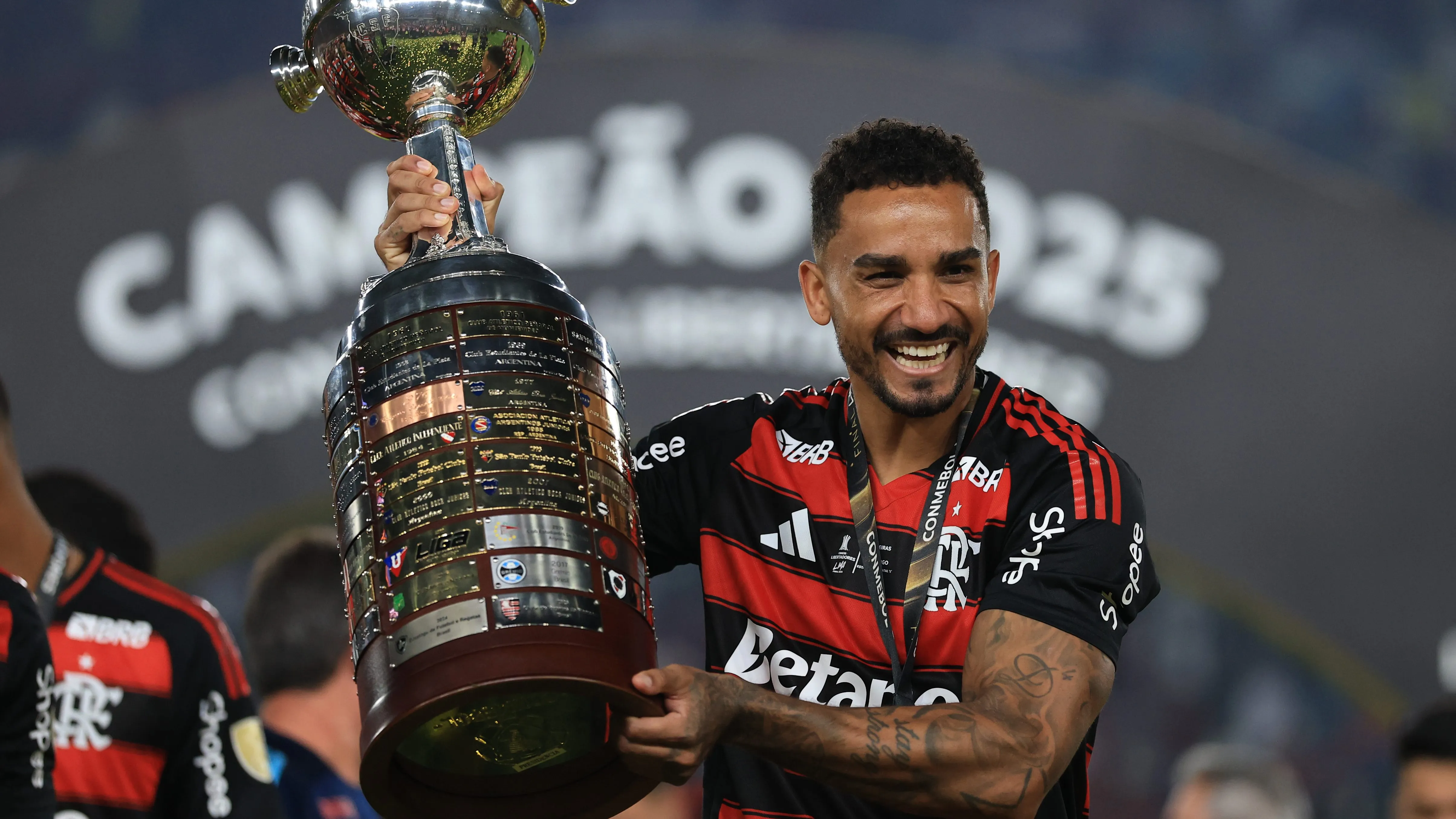 Danilo com o troféu da Copa Libertadores.  (Photo by Buda Mendes/Getty Images)