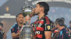 LIMA, PERU - NOVEMBER 29: Giorgian de Arrascaeta of Flamengo celebrates with the trophy after winning the 2025 Copa CONMEBOL Libertadores Final match between Palmeiras and Flamengo at Estadio Monumental on November 29, 2025 in Lima, Peru. (Photo by Buda Mendes/Getty Images)