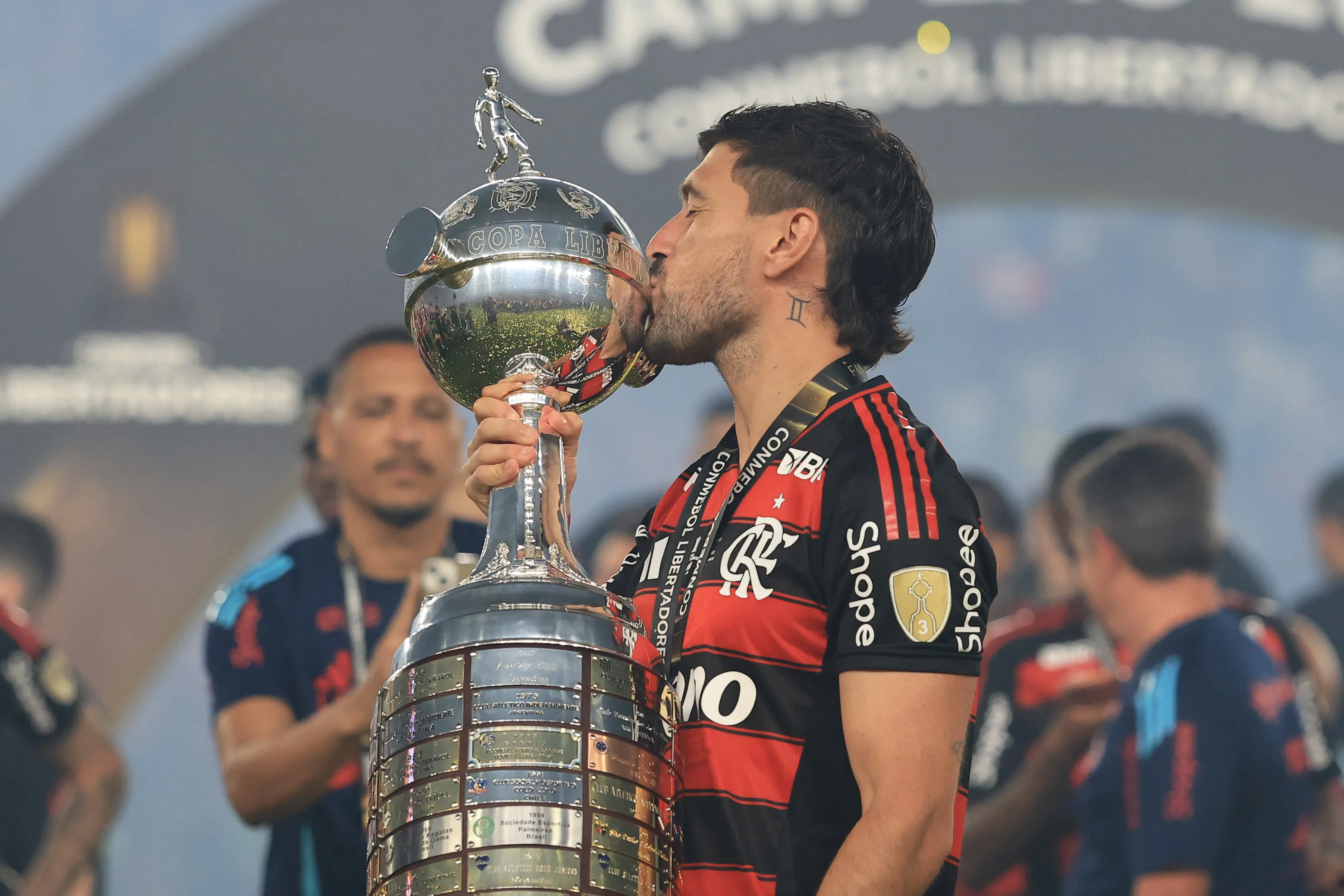 LIMA, PERU – NOVEMBER 29: Giorgian de Arrascaeta of Flamengo celebrates with the trophy after winning the 2025 Copa CONMEBOL Libertadores Final match between Palmeiras and Flamengo at Estadio Monumental on November 29, 2025 in Lima, Peru.  (Photo by Buda Mendes/Getty Images)