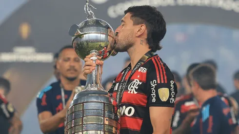 LIMA, PERU - NOVEMBER 29: Giorgian de Arrascaeta of Flamengo celebrates with the trophy after winning the 2025 Copa CONMEBOL Libertadores Final match between Palmeiras and Flamengo at Estadio Monumental on November 29, 2025 in Lima, Peru. (Photo by Buda Mendes/Getty Images)