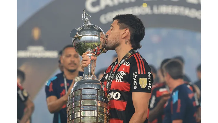 LIMA, PERU - NOVEMBER 29: Giorgian de Arrascaeta of Flamengo celebrates with the trophy after winning the 2025 Copa CONMEBOL Libertadores Final match between Palmeiras and Flamengo at Estadio Monumental on November 29, 2025 in Lima, Peru. (Photo by Buda Mendes/Getty Images)