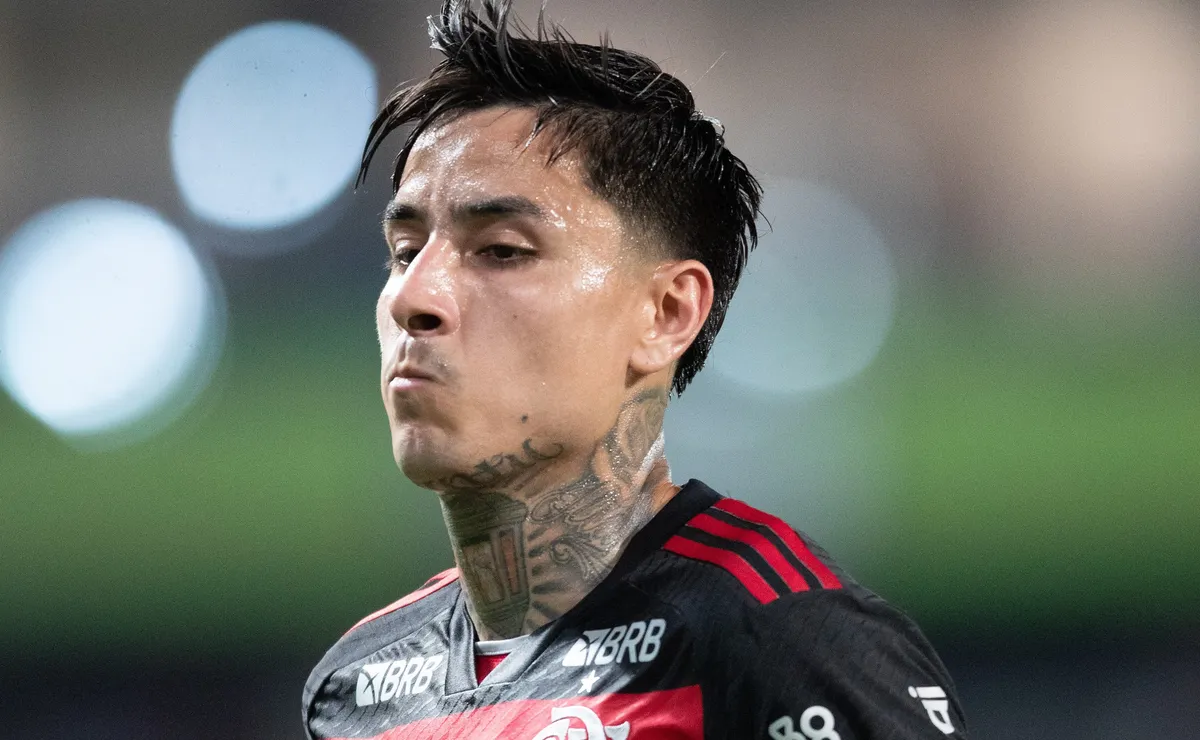 Pulgar ironiza polêmica de não expulsão em Palmeiras x Flamengo: “Jogo 100% e fiquei em campo”