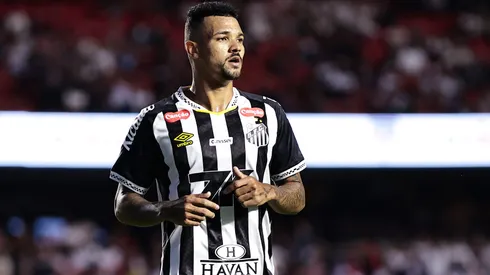 SP - SAO PAULO - 20/04/2025 - BRASILEIRO A 2025, SAO PAULO X SANTOS - ze ivaldo jogador do Santos durante partida contra o Sao Paulo no estadio Morumbi pelo campeonato Brasileiro A 2025. Foto: Fabio Giannelli/AGIF