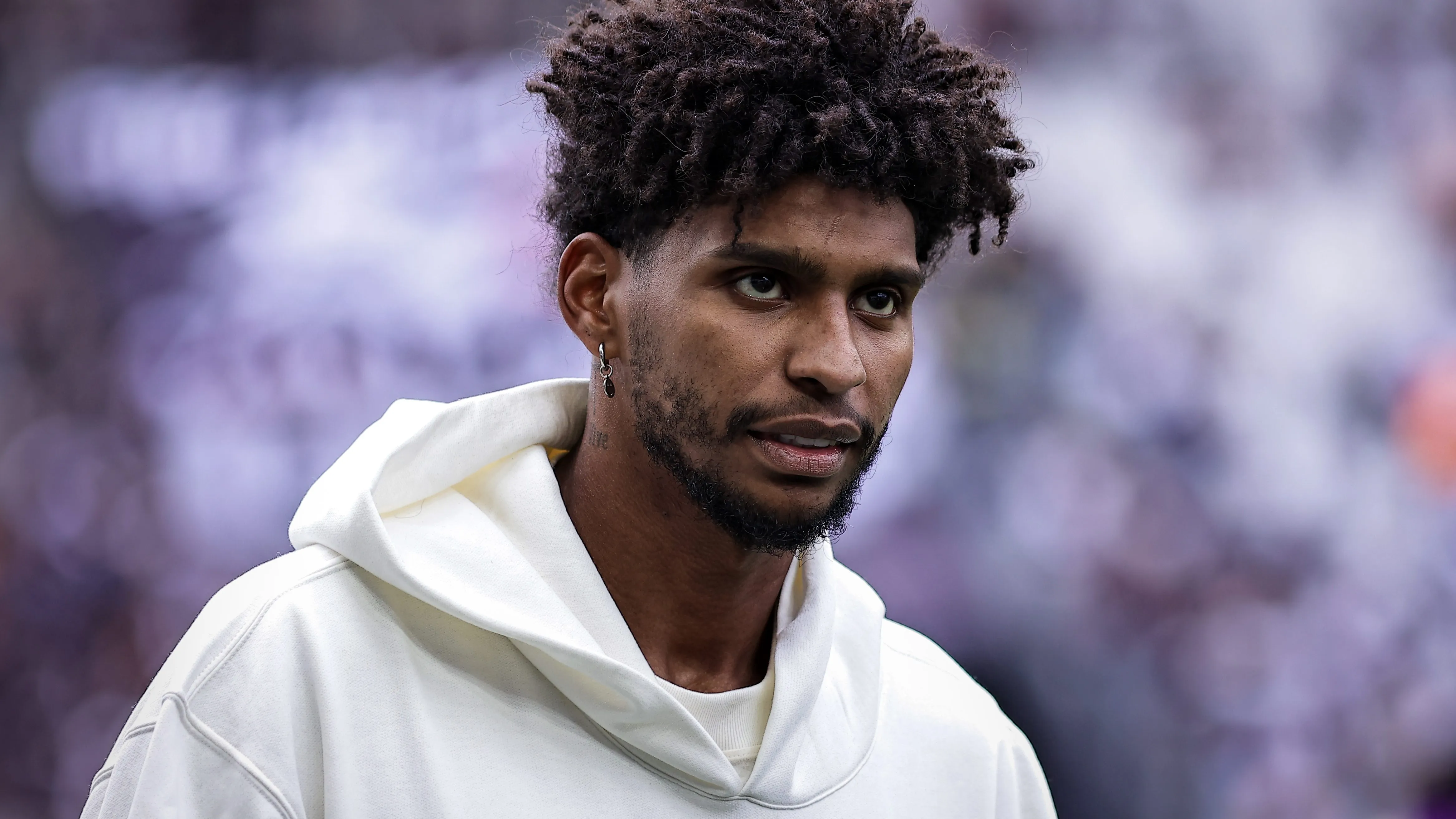 SP – SAO PAULO – 09/11/2025 – BRASILEIRO A 2025, CORINTHIANS X CEARA – Hugo Souza goleiro do Corinthians assiste aquecimento antes da partida contra o Ceara no estadio Arena Corinthians pelo campeonato Brasileiro A 2025. Foto: Fabio Giannelli/AGIF
