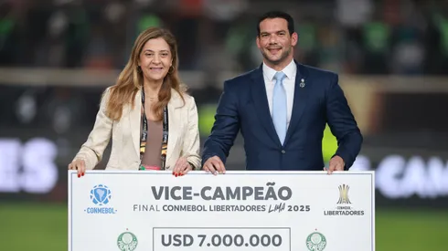 Leila recebendo o cheque de vice-campeão da América