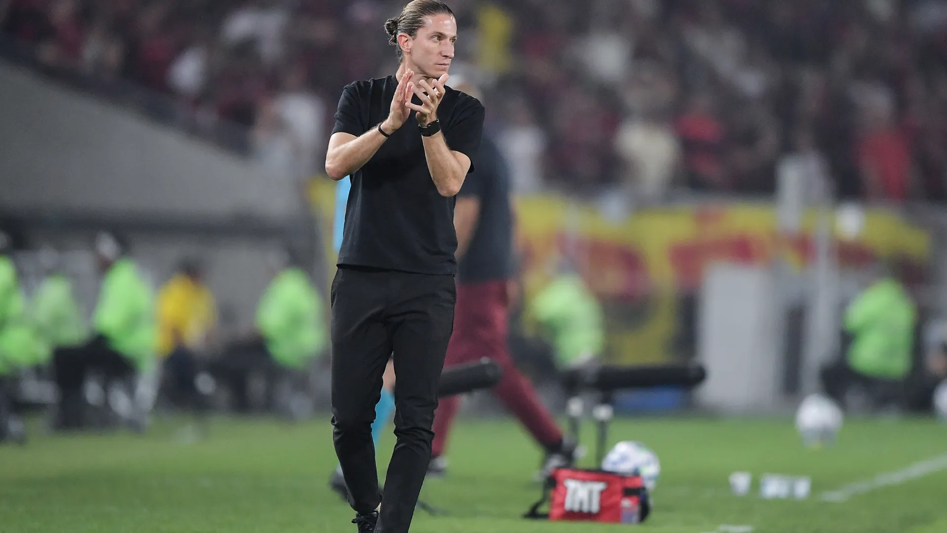 Filipe Luís no comando técnico rubro-negro – Foto: Thiago Ribeiro/AGIF