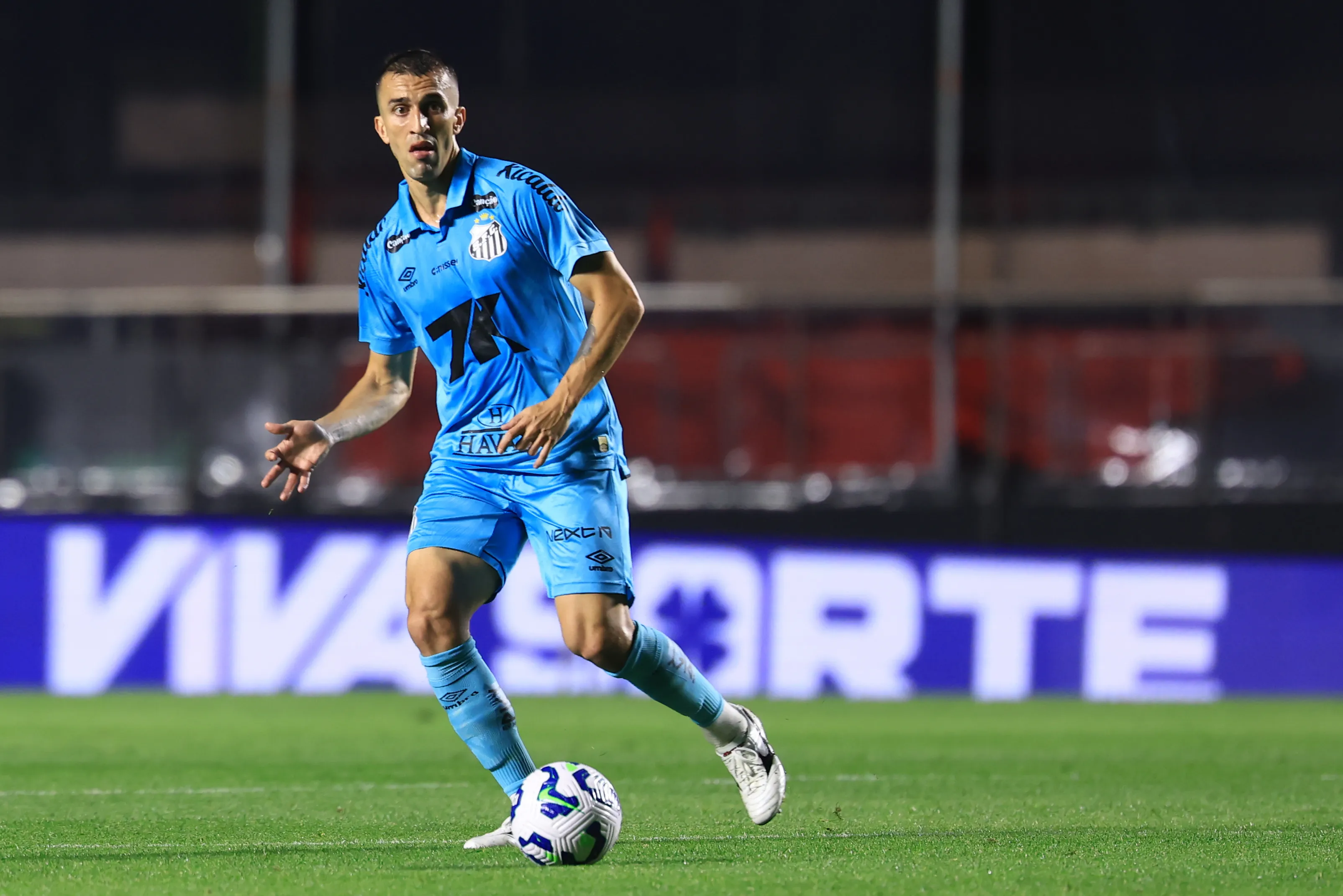 João Schmidt durante partida pelo Santos. Foto: Marcello Zambrana/AGIF