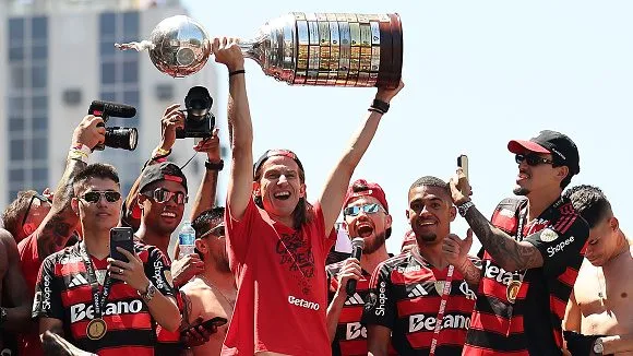 Filipe Luís com a taça da Libertadores. Foto: Wagner Meier/Getty Images