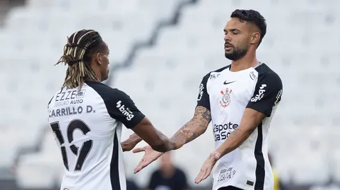Raniele jogador do Corinthians comemora seu gol com Carrillo - Foto: Joisel Amaral/AGIF