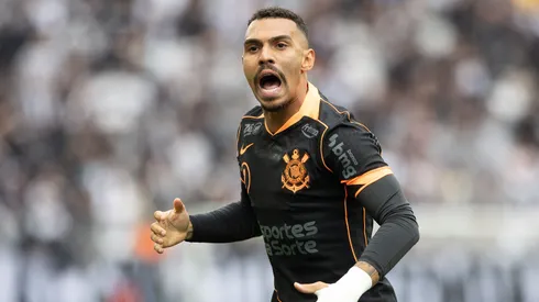 Matheuzinho em ação pelo Corinthians